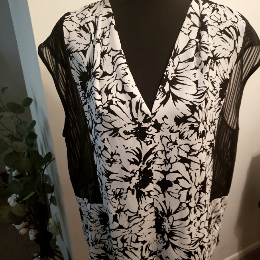 Deep V-neck back & white blouse